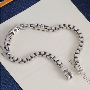 Men’s or women’s silver bracelet in brushed silver.